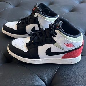 Jordon 1 Mids 6Y